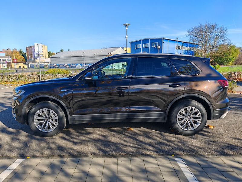 Volkswagen Touareg (2022) ČR, 1.majitel, tažné, servis - fotka 2 z 38