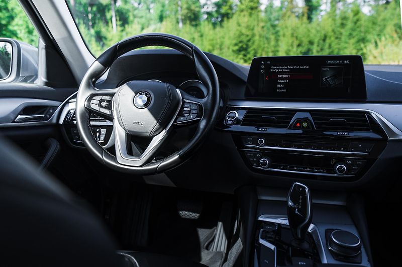 BMW Řada 5 (2017) BMW 520d xDrive Limousine - fotka 33 z 43
