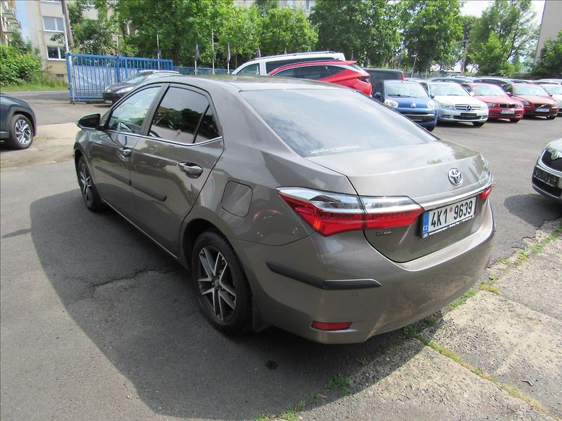Toyota Corolla 1,6 VVT-i 97kW Sedan - fotka 4 z 30