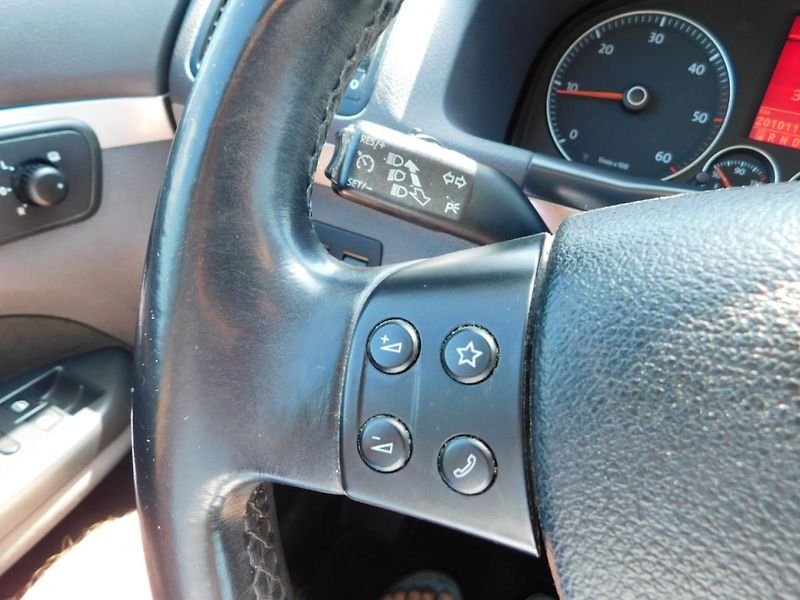 Volkswagen Touran (2009) 1.9 TDi DSG - fotka 9 z 31