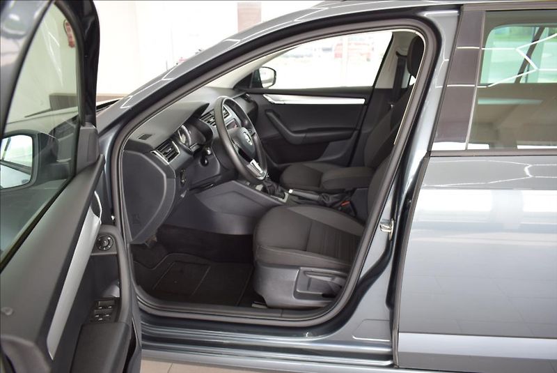Škoda Octavia 1,6 TDi, DSG,NAVI,serviska, - fotka 10 z 40