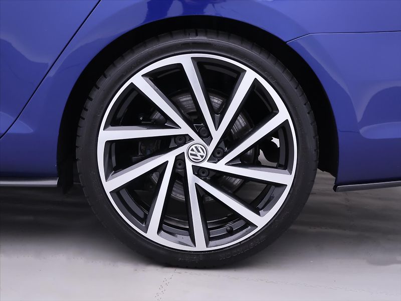 Volkswagen Golf 2,0 TSI R 228kW 4M DSG Virtual - fotka 33 z 40