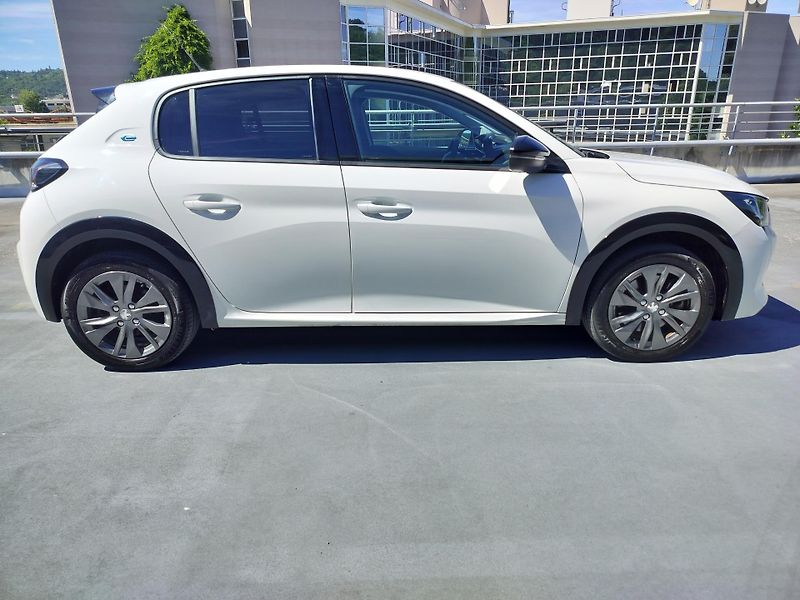 Peugeot 208 e, navigace - fotka 8 z 25