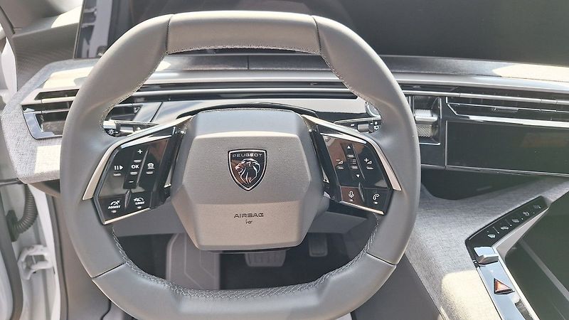 Peugeot 5008 (2025) ALLURE Hybrid 145 e-DCS6 - fotka 16 z 21