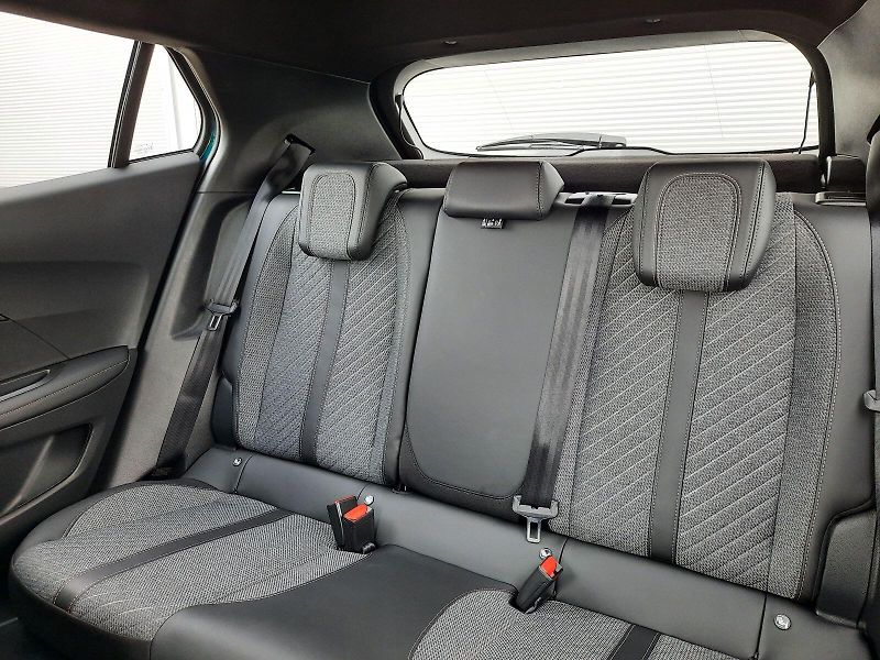 Peugeot 2008 (2026) ALLURE 1.2 TURBO 100k MAN6 - fotka 10 z 15