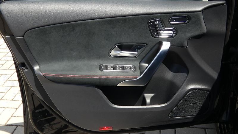 Mercedes-Benz Třídy A 220d DCT - fotka 8 z 22