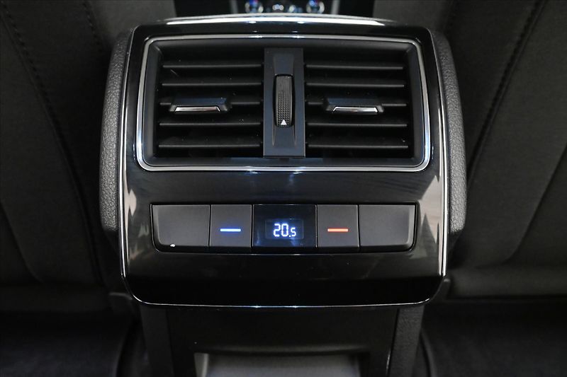 Škoda Superb 2,0 TDI 110 kW DSG Style Záruk - fotka 22 z 32