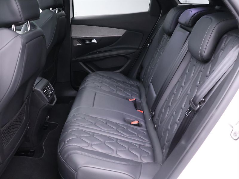Peugeot 3008 GT 1,6 PureTech 133kW Automat - fotka 17 z 46