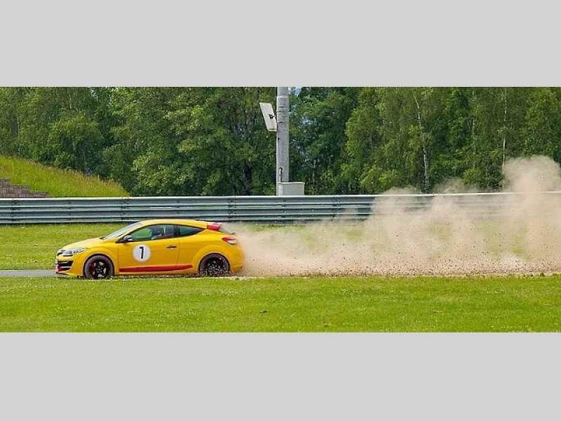 Rychlé Renaulty na Autodromu v Mostě.