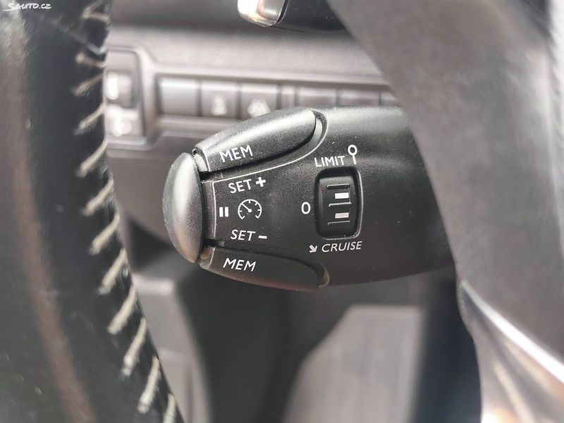 Peugeot 308 (2018) - fotka 26 z 44