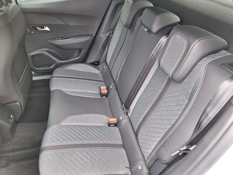 Peugeot 2008 (2026) ALLURE 1.2 TURBO 100k MAN6 - fotka 17 z 17