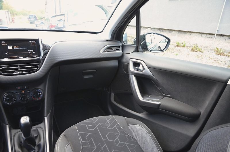 Peugeot 2008 (2017) 1.2 PT 60kW KLIMA / TAŽNÉ - fotka 15 z 28