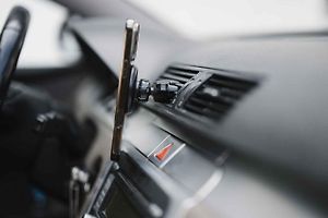 Umístění telefonu vysoko za čelním sklem zlepšuje čitelnost navigace, v létě jej ale vystavuje přímému slunci.