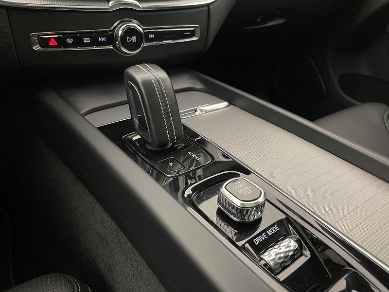 Volvo XC60 B6 AWD R-DESIGN AUT  - fotka 27 z 52