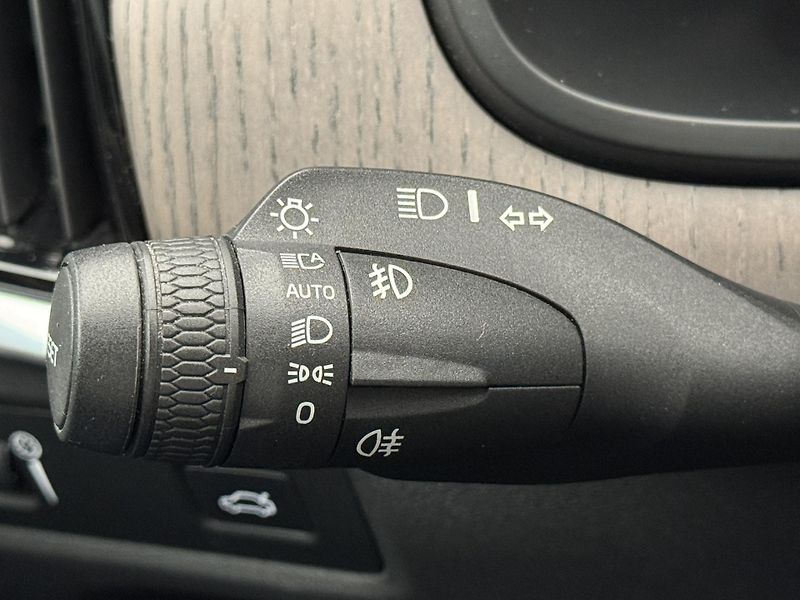 Volvo V90 CC D4 AWD PRO AUT - fotka 32 z 52