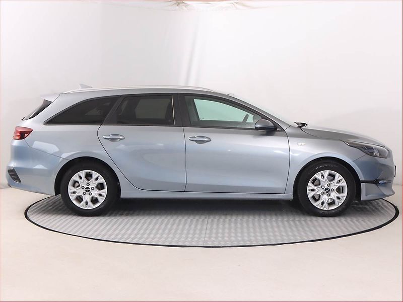 Kia Ceed (2023) Silver 1.5 T-GDI - fotka 6 z 20