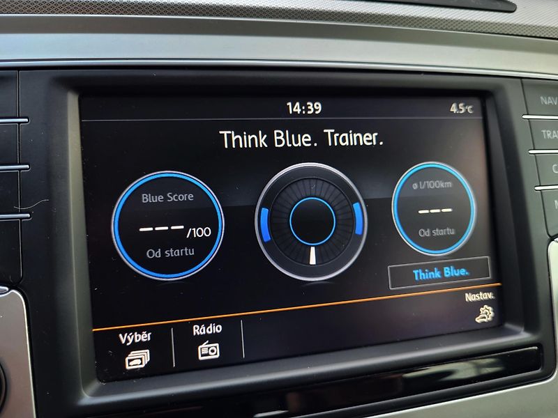 Volkswagen Passat 2.0 TDi 140kW DSG COMFORTLINE - fotka 19 z 49
