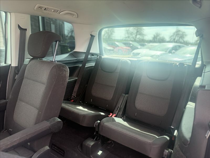 Volkswagen Sharan 2,0 TDI HIGHLINE WEBASTO 125kW - fotka 16 z 21
