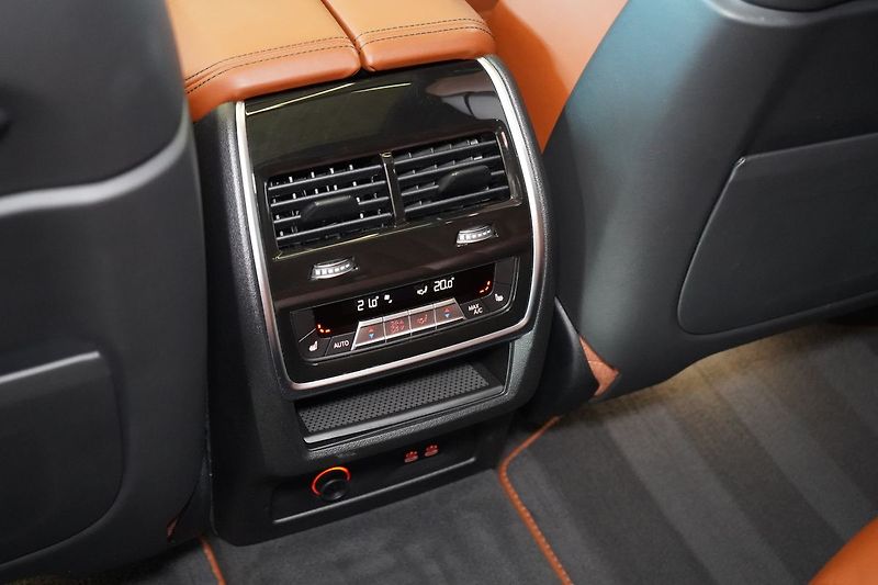 BMW X7 M50i xD, Executive Drive Pro - fotka 47 z 50
