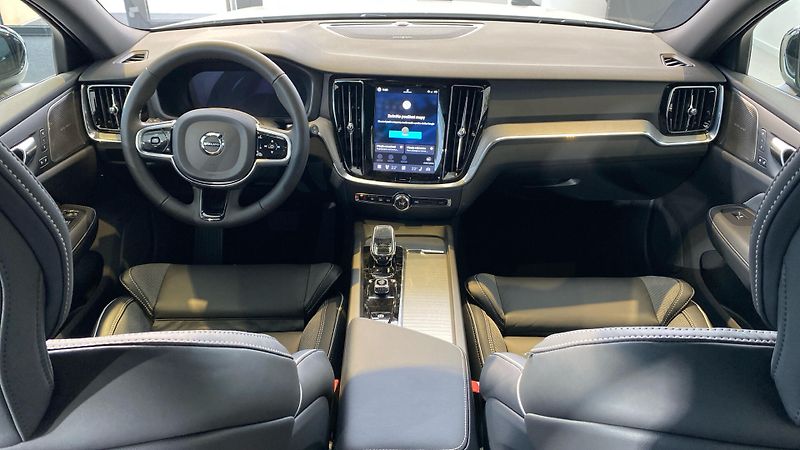 Volvo V60 (2026) PLUS DARK, B4, 145+10 kW / 197 - fotka 12 z 14