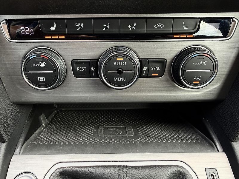 Volkswagen Passat 2,0TDI R-Line Design Navi - fotka 32 z 43