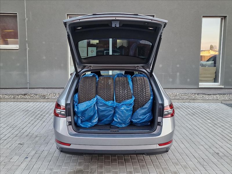 Škoda Superb 2.0TDI 110kW Style Combi,1Maj - fotka 39 z 49