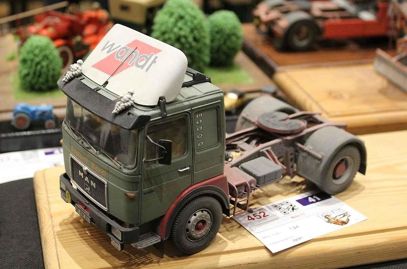 Přes šest stovek modelů bylo k vidění při 22. ročníku soutěžní výstavy Kladenská Wejhybka. Na snímku je malá dioráma s motocyklem Wanderer 4HP z roku 1916.