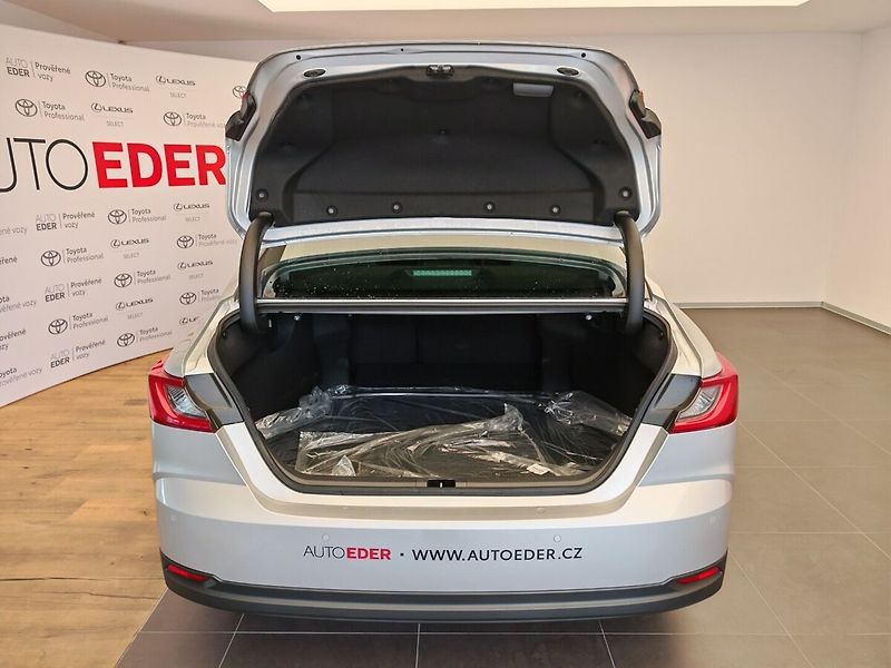 Toyota Camry 2.5 Hybrid Prestige - fotka 8 z 37