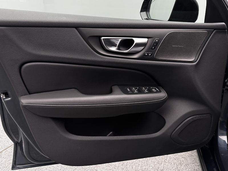 Volvo V60 B4 DARK PLUS AUT  - fotka 19 z 49