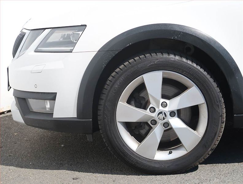 Škoda Octavia (2017) Scout 2.0 TDI, 4X4, Automat - fotka 15 z 23