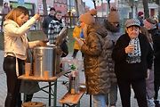 Auta svítící jako vánoční stromečky projela jižním Plzeňskem pro dobrou věc.