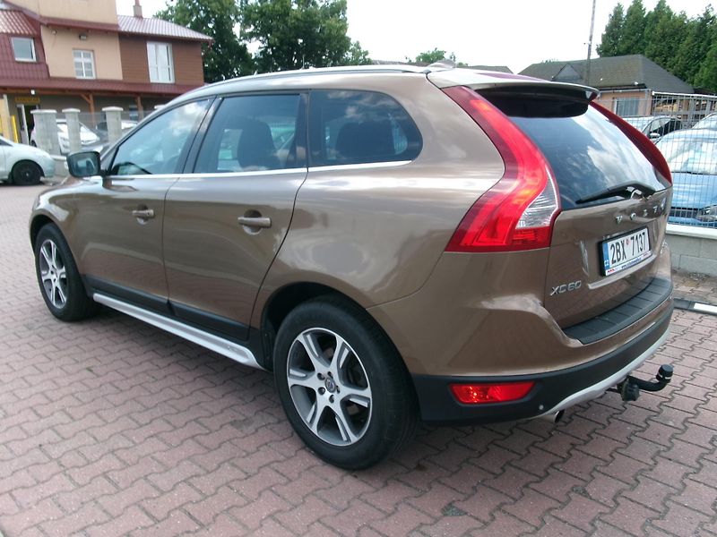 Volvo XC60 (2012) 2,4 D5 SUMMUM 169kW AC NAVI - fotka 6 z 37