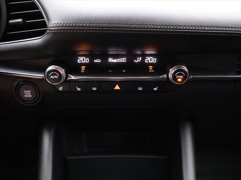 Mazda 3 2,0 Sky-Active 90kW CZ 1.Maj - fotka 16 z 24