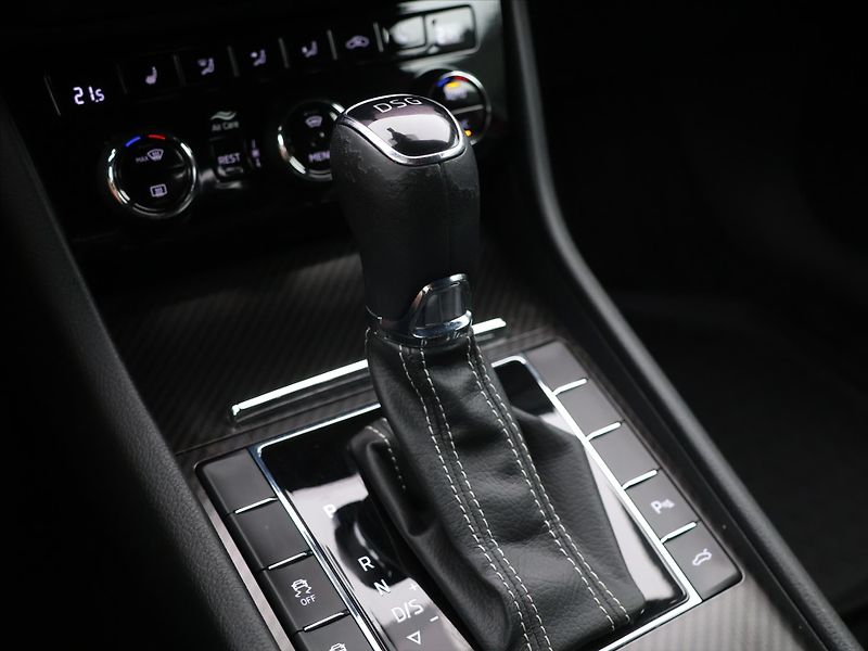 Škoda Superb 2.0 TDI 140kW SportLine DSG CZ - fotka 23 z 32