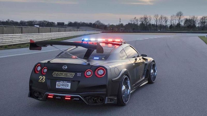 Nissan GT-R upravený podle policejních aut.