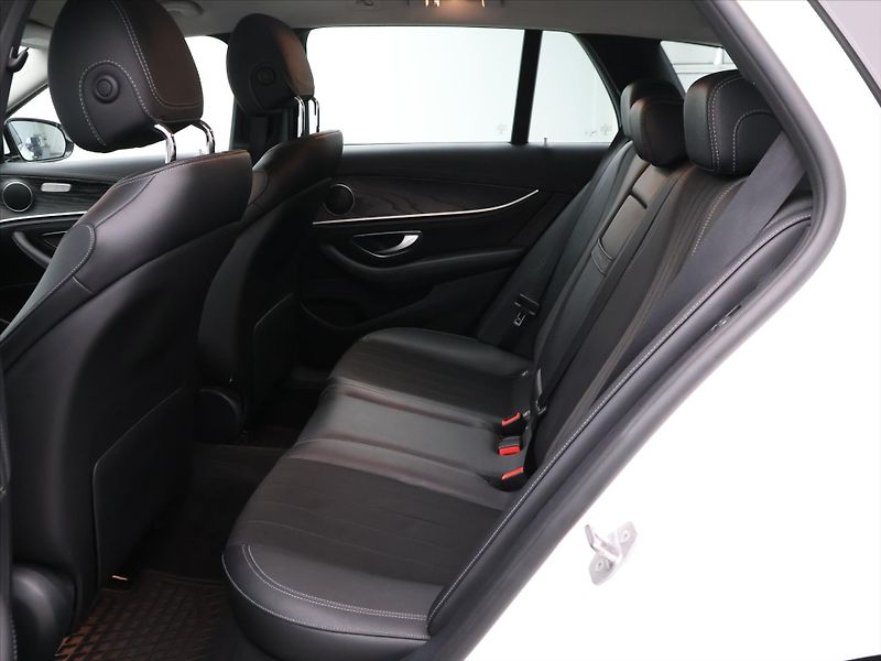 Mercedes-Benz Třídy E 2.0 220d 143kW 4Matic Aut. - fotka 15 z 34