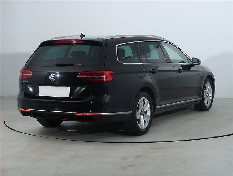 Volkswagen Passat (2016) 2.0 TDI, Automat, Navi - fotka 5 z 23