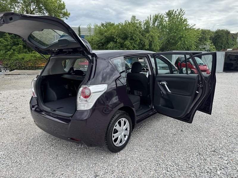 Toyota Verso (2010) 1.6VVTi,rezervace - fotka 11 z 39