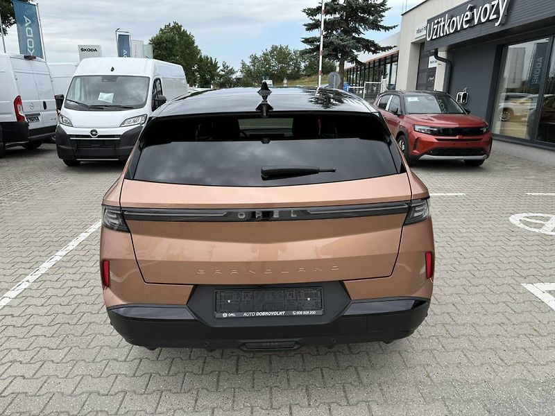 Opel Grandland GS Hybrid 1.2 TURBO (107kW/145 - fotka 4 z 25