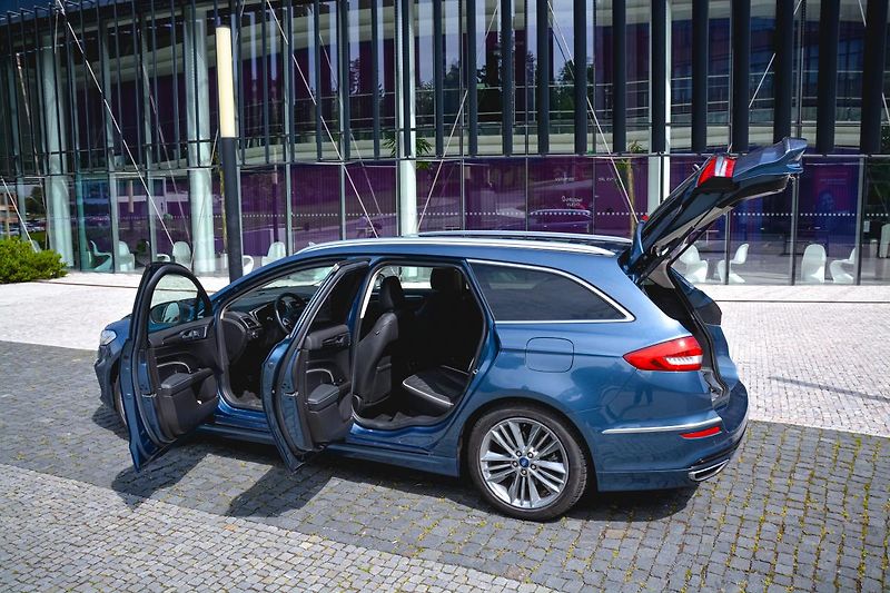 Ford Mondeo (2020) 2.0 187ps Hybrid ecvT VIGNALE  - fotka 14 z 40