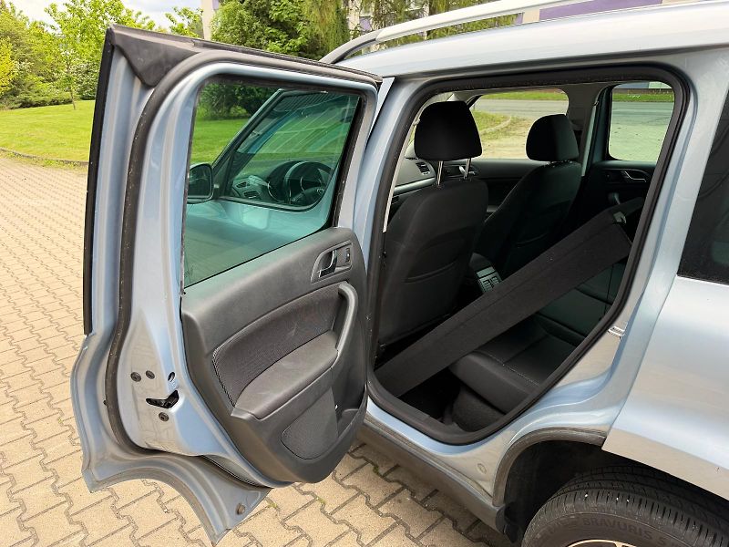 Škoda Yeti  2,0 TDI servis.k + sada pneu  - fotka 11 z 31