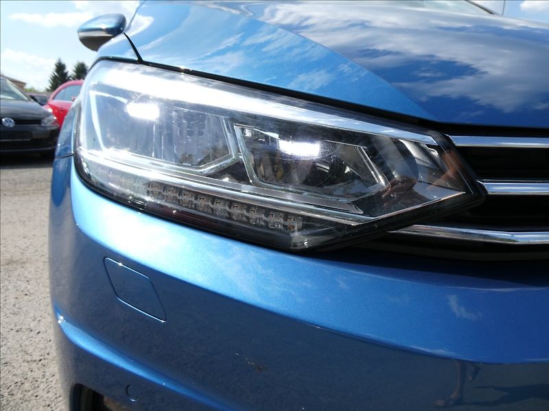 Volkswagen Touran 1,4 TSi 110kW DSG,LED,serviska - fotka 5 z 49