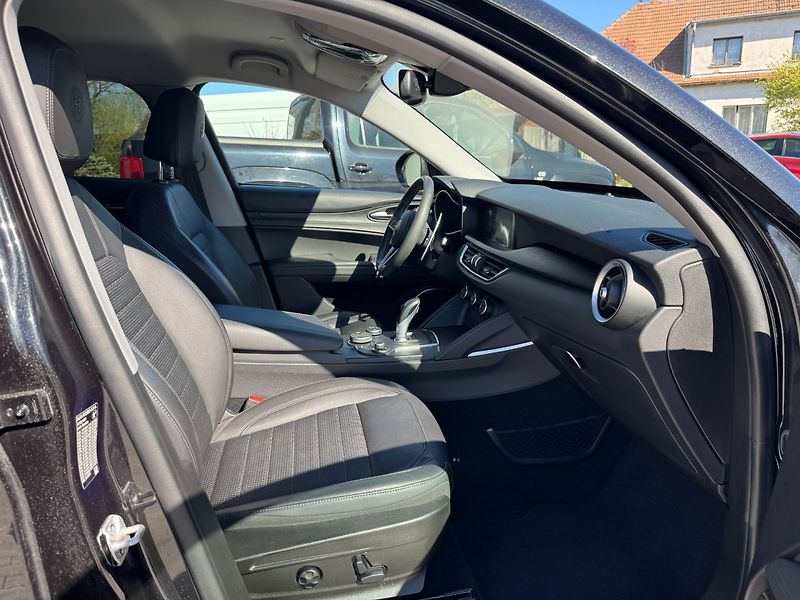 Alfa Romeo Stelvio (2018) 2,0 T 206 KW Q4 AT ZF8 SUPER - fotka 27 z 36