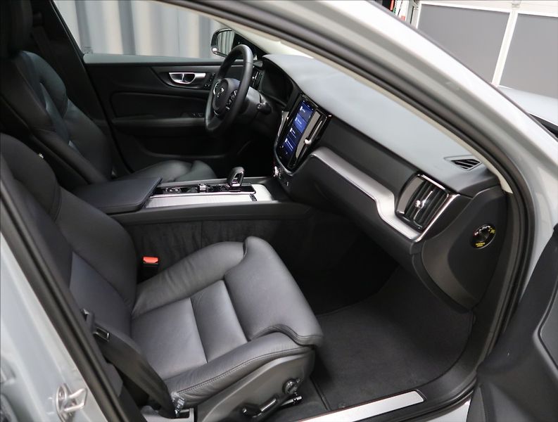 Volvo V60 2,0 B4 AT PLUS NAVI KAMERA ČR - fotka 12 z 24