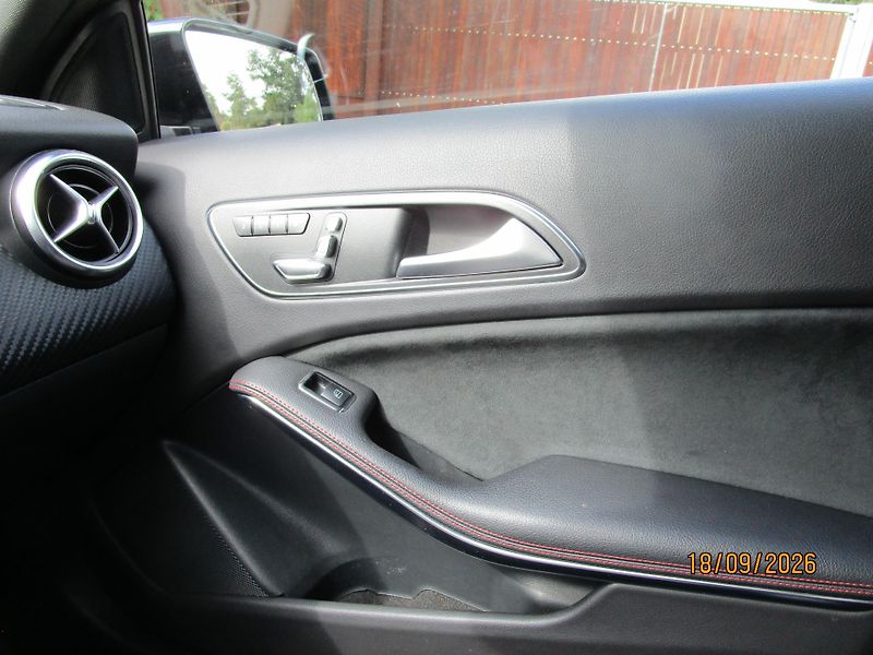 Mercedes-Benz Třídy A (2017) 200 CDi AMB, panorama, navi - fotka 26 z 32
