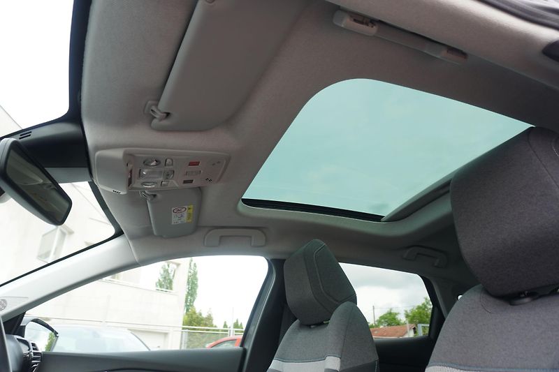 Citroën C4 (2023) Shine 1,2PT 130 - fotka 11 z 13