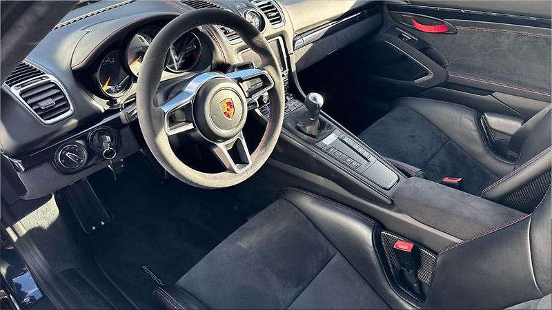 Porsche Cayman GT4 - fotka 15 z 30
