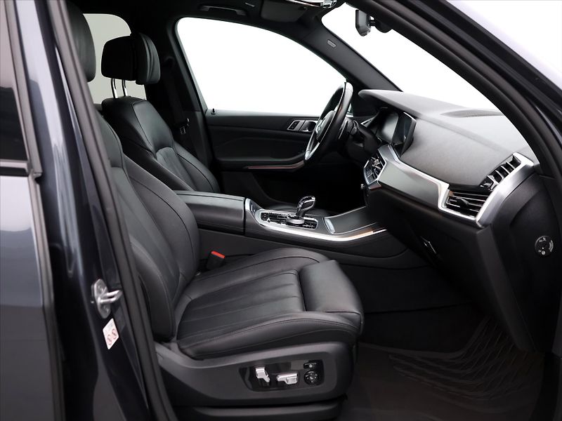 BMW X5 3,0 30d 195kW M-sport CZ DPH - fotka 13 z 50