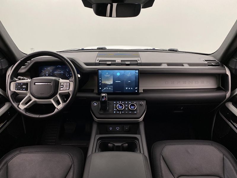 Land Rover Defender P400 X-DYNAMIC HSE AWD CZ - fotka 2 z 46