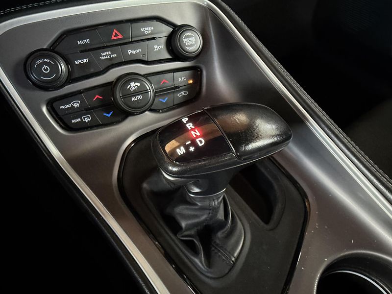 Dodge Challenger 5,7 L V8 HEMI - fotka 19 z 28